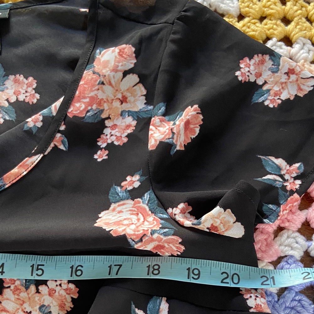 Torrid Semi Sheer Floral Black Top Blouse Shirt Size 00 Draped Back Cutout - Picture 4 of 10